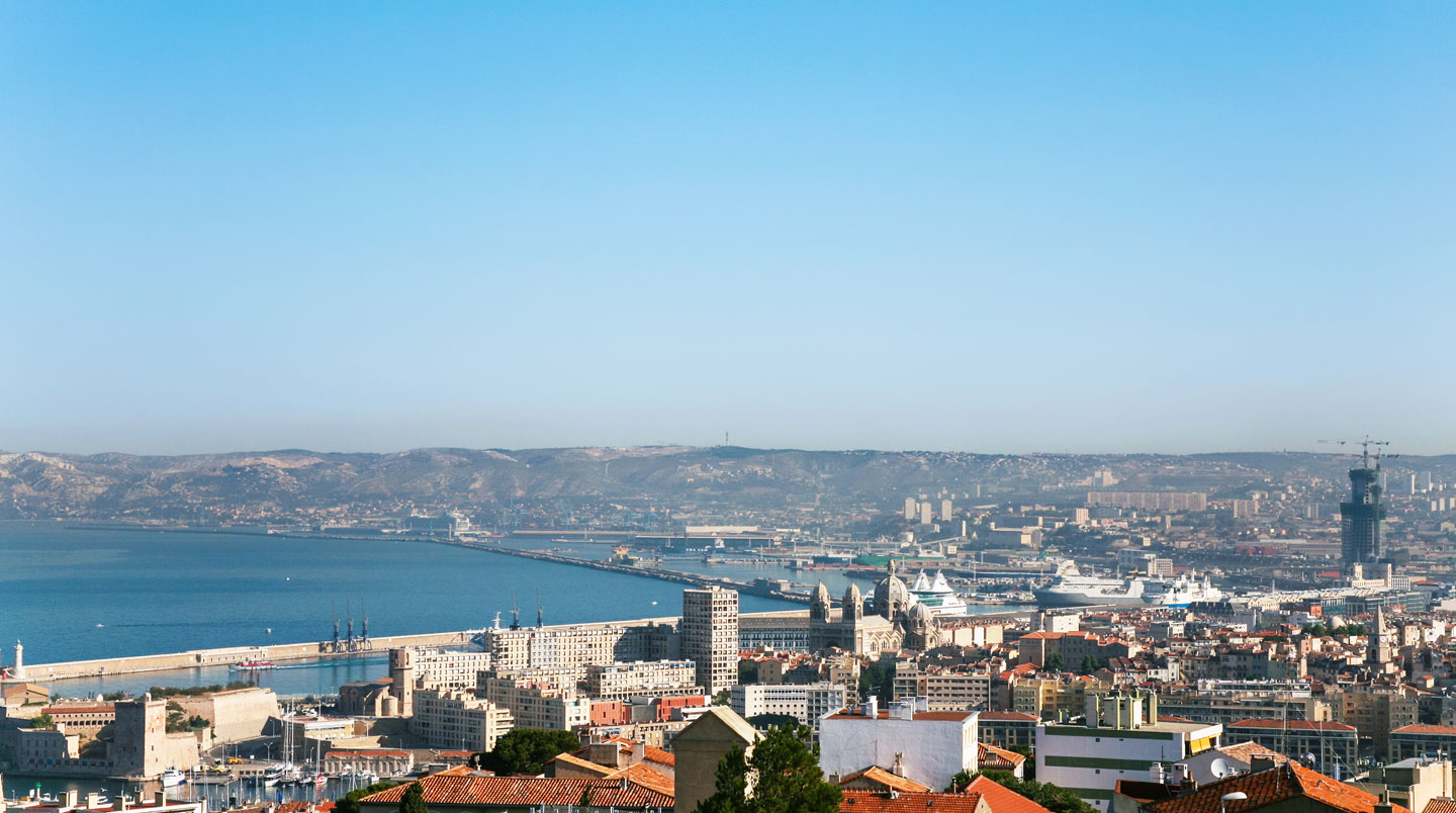 Carte isométrique de Marseille montrant des délais de vente plus courts dans les arrondissements centraux (90 jours) que dans la périphérie (130 jours).